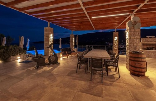 Poros Villa | Charming 4-bedroom villa with infinity pool, with best view of fabulous Poros
