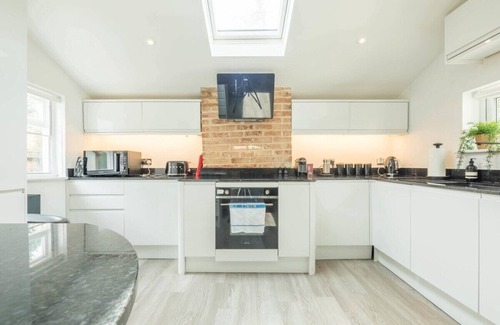 Knapwell Cottage | Charming 4 Bedroom Walnut Tree Cottage in Knapwell