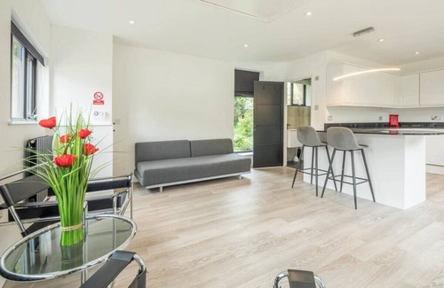 Knapwell Cottage | Charming 4 Bedroom Walnut Tree Cottage in Knapwell