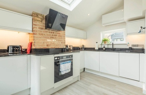 Knapwell Cottage | Charming 4 Bedroom Walnut Tree Cottage in Knapwell