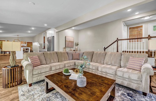Buford House | Charming 4-bedroom waterfront house with pool in Buford Georgia