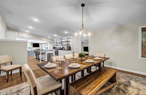 Buford House | Charming 4-bedroom waterfront house with pool in Buford Georgia