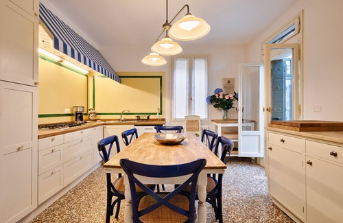 Dorsoduro Apartment | Charming 4 bedrooms Apartment with Amazing Terrace and Fairytale Garden