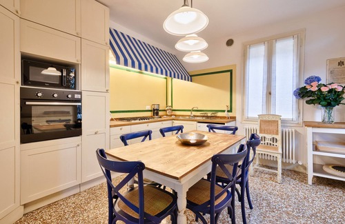 Dorsoduro Apartment | Charming 4 bedrooms Apartment with Amazing Terrace and Fairytale Garden