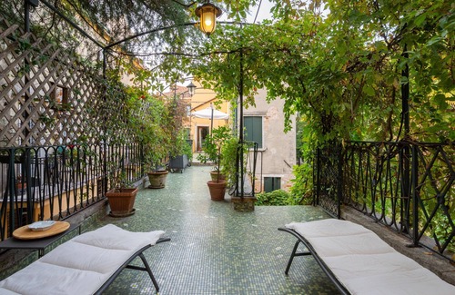 Dorsoduro Apartment | Charming 4 bedrooms Apartment with Amazing Terrace and Fairytale Garden
