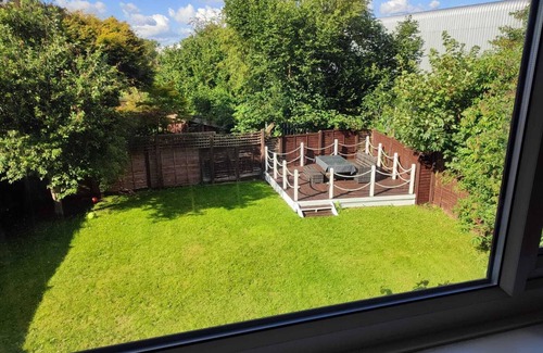 Wythenshawe House | Charming 4 bedrooms house- garden- fenced parking