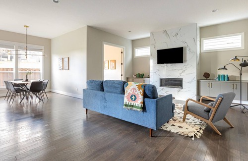 Bethany House | Charming 4 BR House in Portland + Office