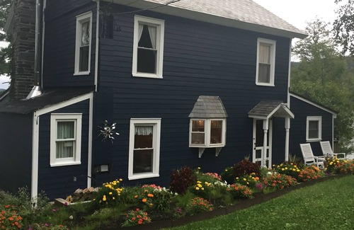 Wells House | Charming 4 Season Lake Front Home (Fall & Winter Discounts Available)