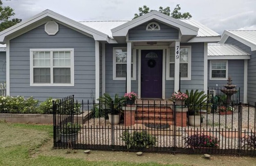 Moreauville Cottage | Charming 40s Cottage Country Home 3 BR 2 BA + Pets