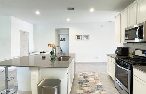 Barker House | Charming 4B Lake View Cul-De-Sac Home @ Katy