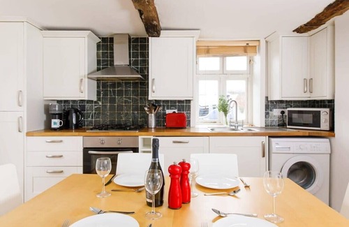 Chichester House | Charming 4bd Townhouse right in the city centre!