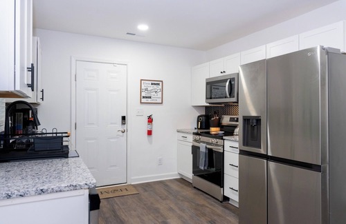 Winston - Salem House | Charming 4bed/3bath with Pool Table -2King/3Queen Beds
