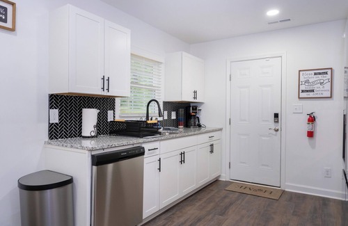 Winston - Salem House | Charming 4bed/3bath with Pool Table -2King/3Queen Beds