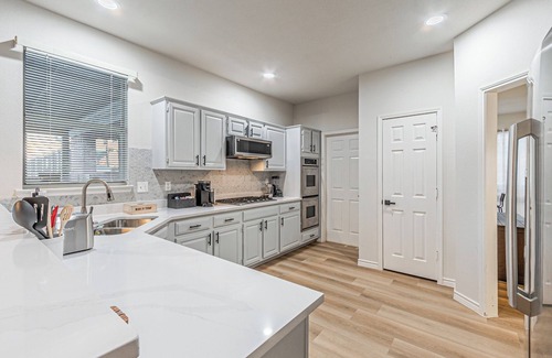 South Arlington House | Charming 4Bedroom Retreat with EV Charging & Amazing Pool–Your Perfect Getaway!