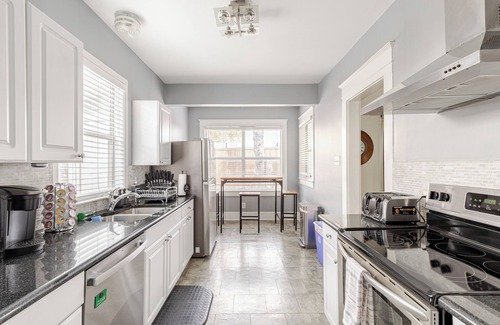 Oak Lawn House | Charming 4BR Duplex in Oak Lawn Private Backyard