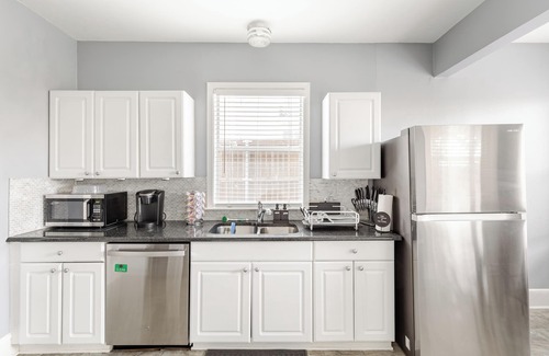 Oak Lawn House | Charming 4BR Duplex in Oak Lawn Private Backyard