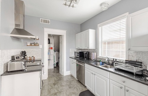 Oak Lawn House | Charming 4BR Duplex in Oak Lawn Private Backyard