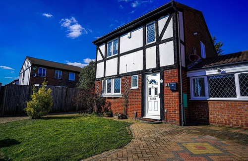 Tea Green House | Charming 4BR for Large Groups