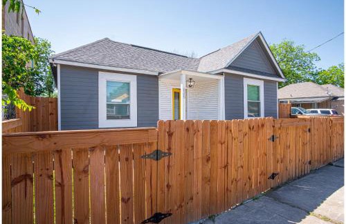 Nevada Street House | Charming 4BR2BA Only 5 mins Downtown Riverwalk