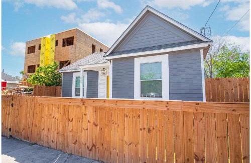 Nevada Street House | Charming 4BR2BA Only 5 mins Downtown Riverwalk
