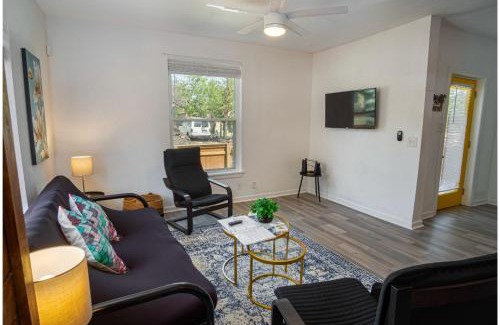 Nevada Street House | Charming 4BR2BA Only 5 mins Downtown Riverwalk