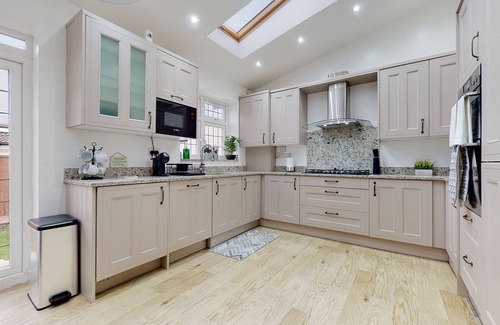 Chadwell House | Charming 5-Bed House in Romford