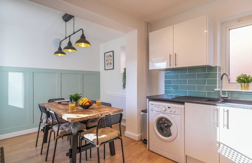 Winchester House | Charming 5-Bed Winchester Home with Garden and Parking