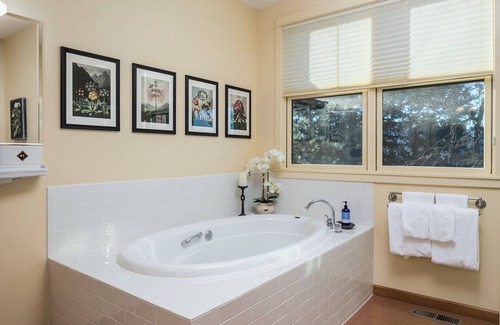 Sherwood Other | Charming 5-bedroom farmhouse surrounded by vines in Sherwood.