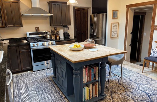 Concho House | Charming 5-bedroom farmhouse with AC and WiFi in historic Concho
