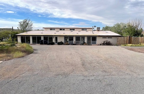 Concho House | Charming 5-bedroom farmhouse with AC and WiFi in historic Concho