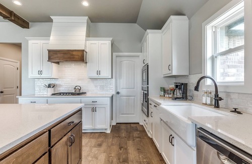 Edmond Other | Charming 5-bedroom farmhouse with WiFi, AC Homely getaway Farm house!