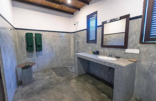 Balapitiya House | Charming 5-bedroom hotel with WiFi, AC in Balapitiya