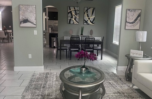 DeLand House | Charming 5-bedroom home away from home