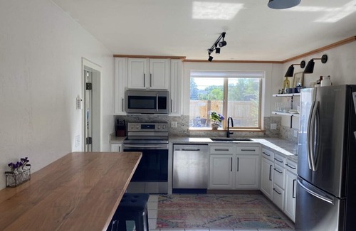 Gunnison House | Charming 5 Bedroom in town with 6 bikes!