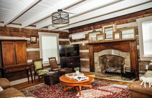 Fountain Run Other | Charming 5-bedroom farmhouse with WiFi, AC in serene Fountain Run
