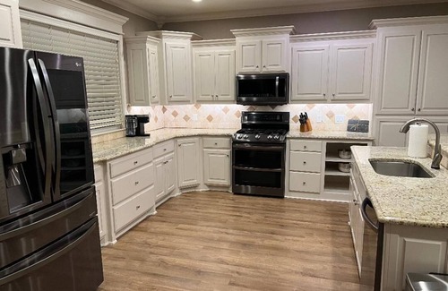 Mid America House | Charming 5-Bedroom Lakehouse in Hot Springs, on Beautiful Lake Hamilton!