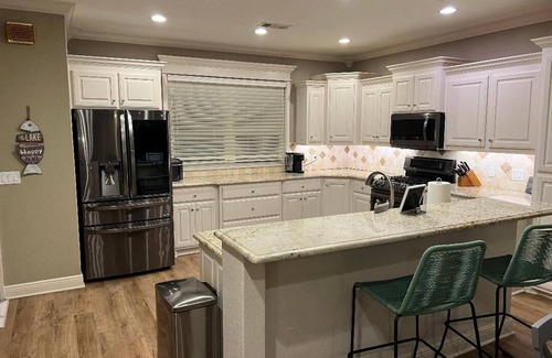 Mid America House | Charming 5-Bedroom Lakehouse in Hot Springs, on Beautiful Lake Hamilton!