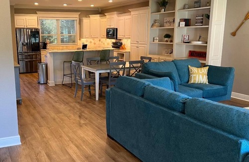 Mid America House | Charming 5-Bedroom Lakehouse in Hot Springs, on Beautiful Lake Hamilton!