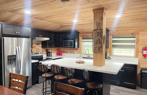 Sublime Other | Charming 5-bedroom farmhouse in Rock Island with WiFi, AC, lake front