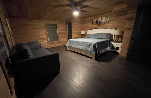 Sublime Other | Charming 5-bedroom farmhouse in Rock Island with WiFi, AC, lake front