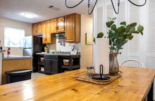 Southside House | Charming 5 Bedroom Home w/Hot Tub Near Lackland Air Force Base & Sea World