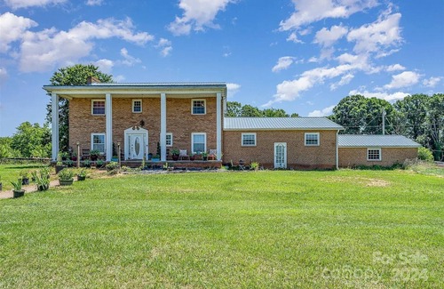 Statesville Other | Charming 5-bedroom farmhouse with AC, fitness room in lovely Statesville