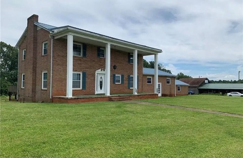 Statesville Other | Charming 5-bedroom farmhouse with AC, fitness room in lovely Statesville