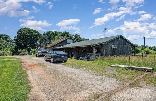 Statesville Other | Charming 5-bedroom farmhouse with AC, fitness room in lovely Statesville