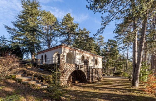 Aydat Villa | Charming 50's villa with large garden, breathtaking lake view