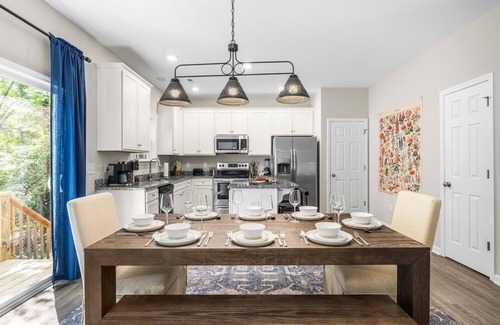 Durham House | Charming 5bd - BBQ - Deck- 4mins Duke University