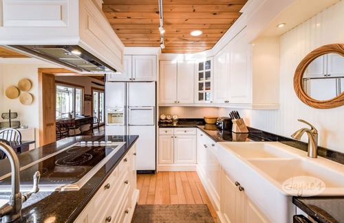 Bala Cottage | Charming 5bdrm 2bath island cottage on Lake Muskoka! Sunsets! Sauna!