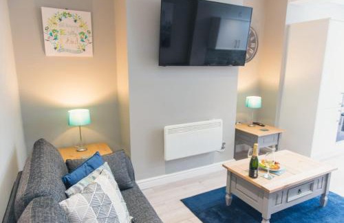 Tamworth House | Charming 6 Bedroom House ALL with en-suite - Large Garden