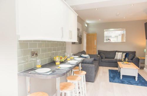 Tamworth House | Charming 6 Bedroom House ALL with en-suite - Large Garden