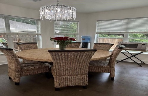 Indian Springs House | Charming 6-bedroom house w/Pool in The Woodlands TX